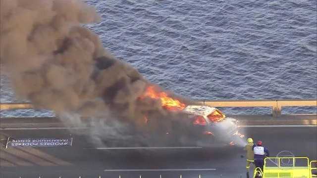 CARRO INCENDIADO EM PROTESTO NA PONTE