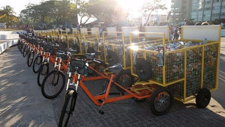 Catadores ganham bikes de cargas para evitar crueldade com cavalos