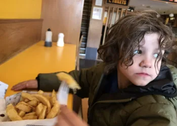 Pai faz texto emocionado após filho autista ser excluído de festas