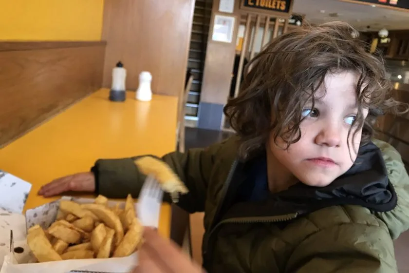 Pai faz texto emocionado após filho autista ser excluído de festas