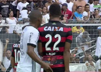 Zagueiro da Ponte Preta é expulso após dar “dedada” em adversário