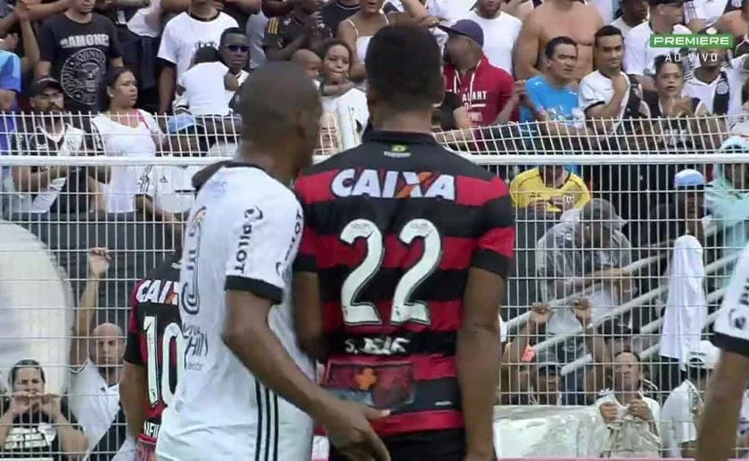 Zagueiro da Ponte Preta é expulso após dar “dedada” em adversário