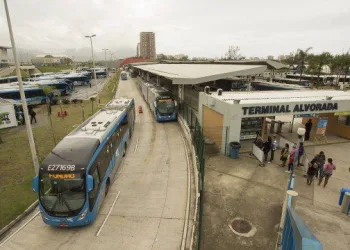 HOMEM É PRESO AO EJACULAR NAO PASSAGEIRA EM BRT NA ZONA OESTE!!