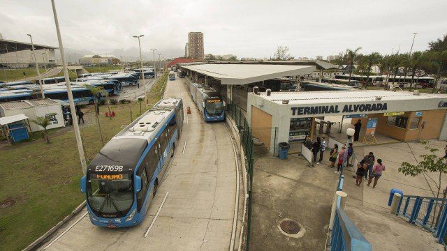 HOMEM É PRESO AO EJACULAR NAO PASSAGEIRA EM BRT NA ZONA OESTE!!