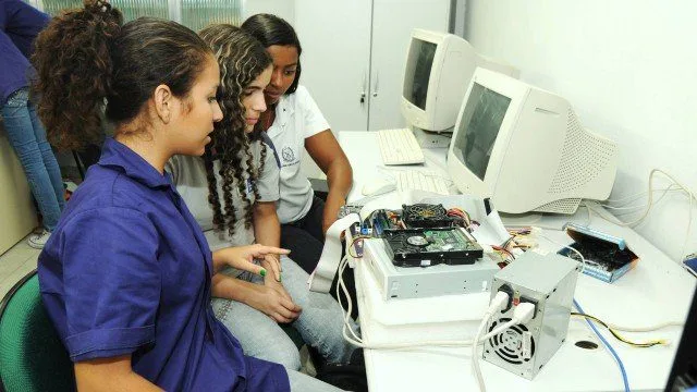 Faetec abre cadastro de profissionais bolsistas para atuação no Pronatec