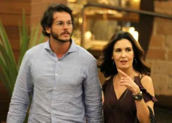 Fátima Bernardes publica primeira foto ao lado de namorado e se declara