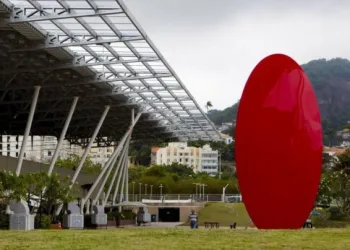 Esculturas monumentais completam a vista da Marina da Glória