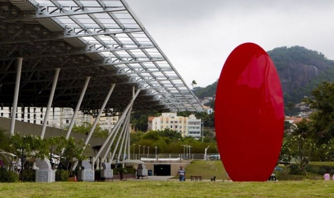 Esculturas monumentais completam a vista da Marina da Glória