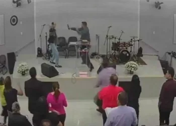 Fiel tenta esfaquear pastor durante culto: “Não gostei do louvor”