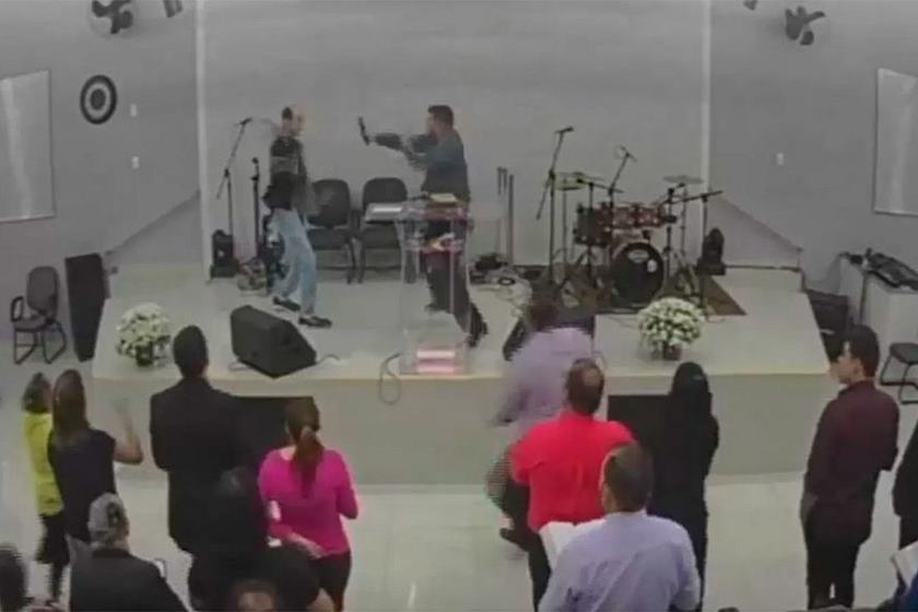 Fiel tenta esfaquear pastor durante culto: “Não gostei do louvor”