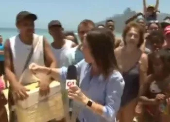 Repórter é surpreendida por vendedor de picolé em transmissão ao vivo