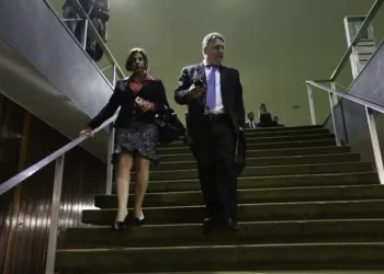 TRE-RJ decide liberar Rosinha, que usará tornozeleira eletrônica