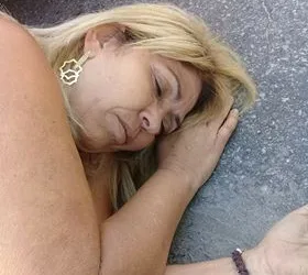 URGENTE!!! QUEM É ESSA SENHORA??? ALGUEM CONHECE??? AJUDEM!!!
