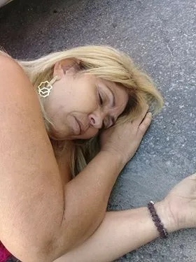 URGENTE!!! QUEM É ESSA SENHORA??? ALGUEM CONHECE??? AJUDEM!!!