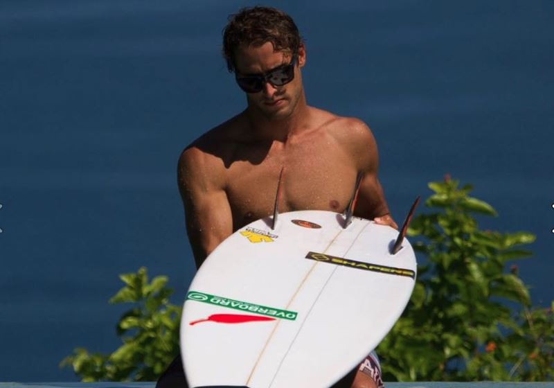 CAMPEÃO BRASILEIRO DE SURF MORRE AOS 32 ANOS!! SUSPEITA-SE DE SUICIDIO!!