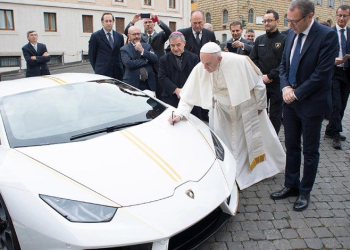 Papa Francisco ganha Lamborghini e decide leiloá-lo