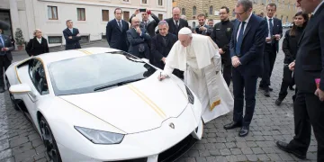 Papa Francisco ganha Lamborghini e decide leiloá-lo