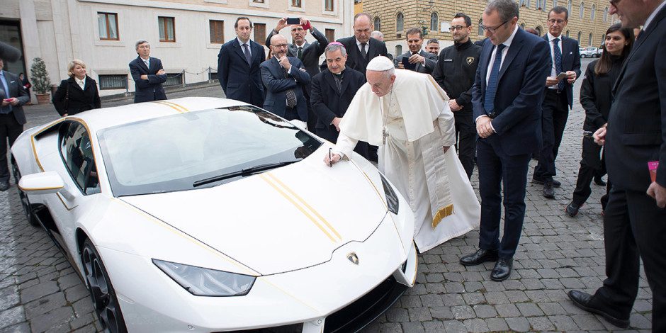 Papa Francisco ganha Lamborghini e decide leiloá-lo