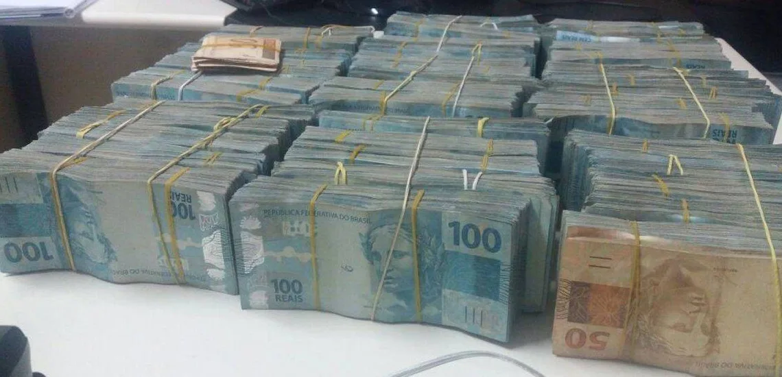 R$840mil ENCONTRADOS DENTRO DE CARRO