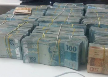 R$840mil ENCONTRADOS DENTRO DE CARRO