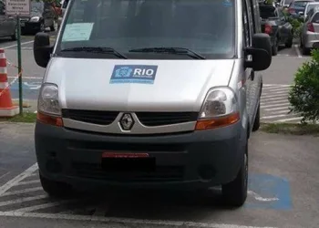 VAN DA PREFEITURA EM VAGA DE DEFICIENTE?