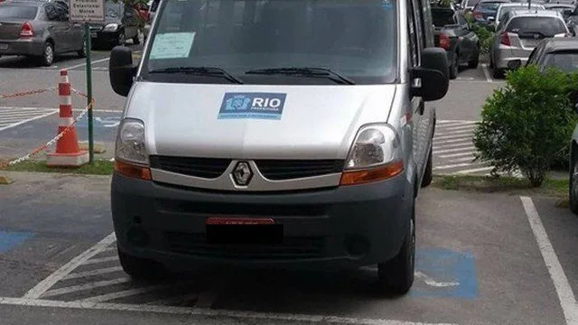 VAN DA PREFEITURA EM VAGA DE DEFICIENTE?