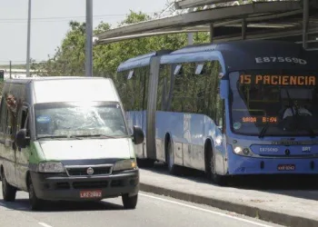 Vans ilegais fazem mesmo trajeto do BRT
