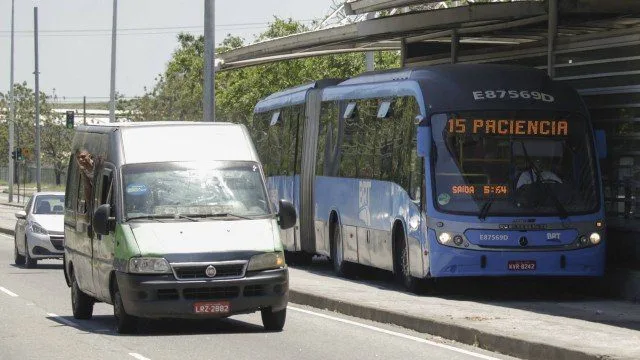 Vans ilegais fazem mesmo trajeto do BRT