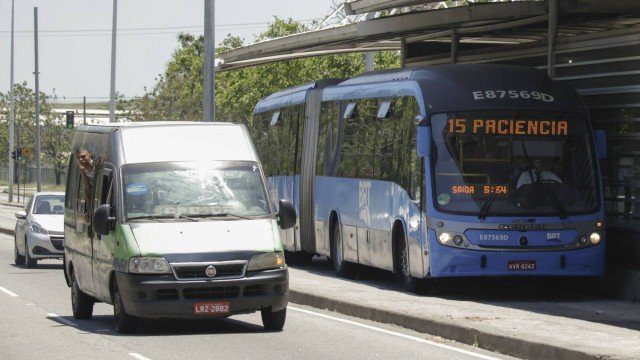 Vans ilegais fazem mesmo trajeto do BRT
