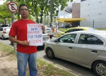 PROFESSOR PEDE DINHEIRO NO SINAL PARA PASSAGEM