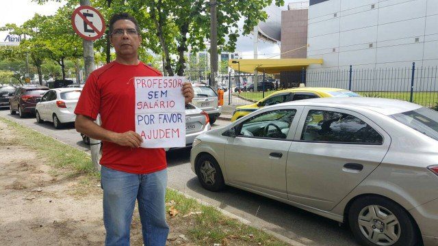 PROFESSOR PEDE DINHEIRO NO SINAL PARA PASSAGEM