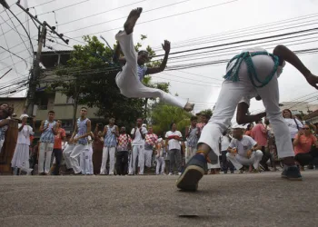 Manifestantes protestam contra intolerância religiosa na Zona Oeste