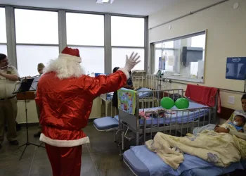 Guarda Municipal leva Papai Noel às crianças no Miguel Couto