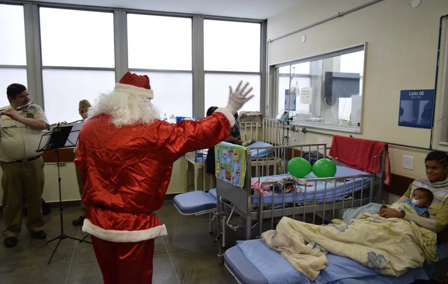 Guarda Municipal leva Papai Noel às crianças no Miguel Couto