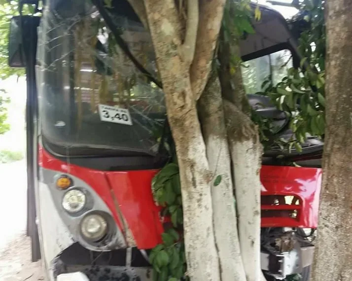 ACIDENTE COM UM ÔNIBUS DEIXAM PASSAGEIROS FERIDOS EM CAMPO GRANDE!!!