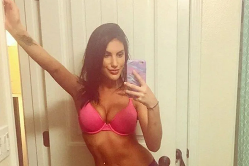 Após sofrer bullying na internet, atriz pornô se mata aos 23 anos