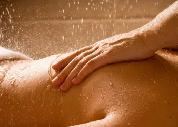 Por que o corpo retém líquido? Saiba como eliminar esse problema