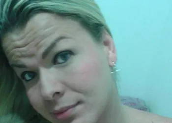 Travesti furtada por cliente em motel se vinga postando fotos na web