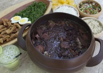 Homem morre após comer três pratos de feijoada e ir dormir
