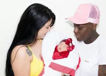 Neném posa para ensaio com neném e a esposa, Thais Baptista