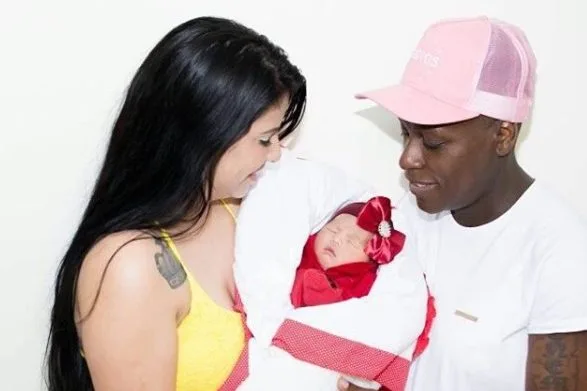 Neném posa para ensaio com neném e a esposa, Thais Baptista