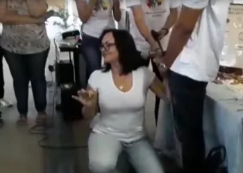 Professora simula sexo oral em aluno e internautas questionam atitude