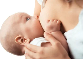 bombeiros socorrem bebê engasgado durante amamentação