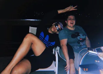 Pabllo Vittar e Ana Vilela fazem festa entre amigos após Melhores do Ano