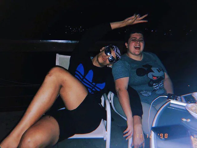 Pabllo Vittar e Ana Vilela fazem festa entre amigos após Melhores do Ano