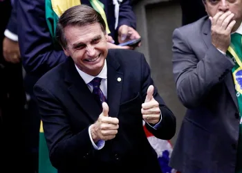 Bolsonaro empregou ex-mulher e parentes dela em gabinetes, diz jornal