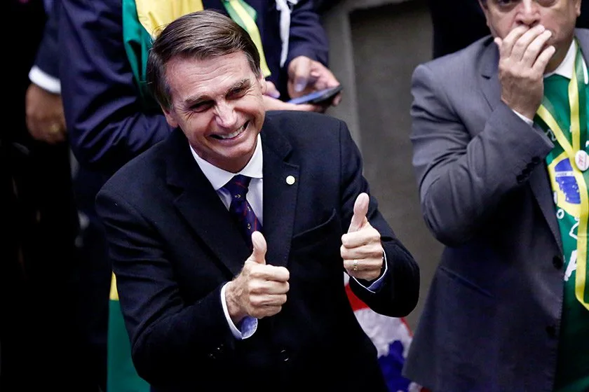 Bolsonaro empregou ex-mulher e parentes dela em gabinetes, diz jornal