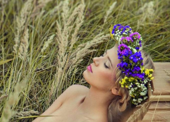 Funerária faz calendário com modelos nuas em caixões