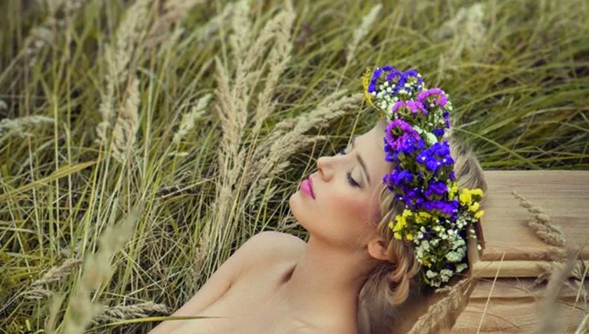 Funerária faz calendário com modelos nuas em caixões