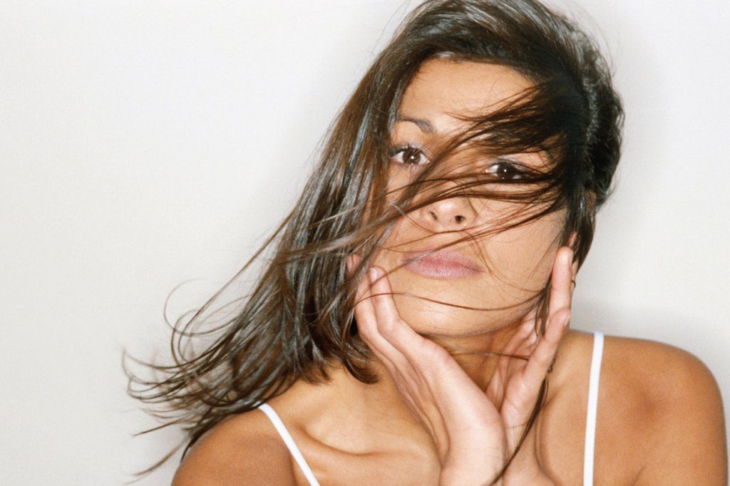 Como combater a queda anormal de cabelos